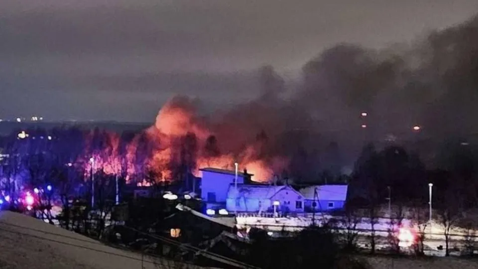 Um avião da DHL caiu durante um pouso de emergência em Vilnius, deixando um morto e três feridos. Causas ainda são investigadas.