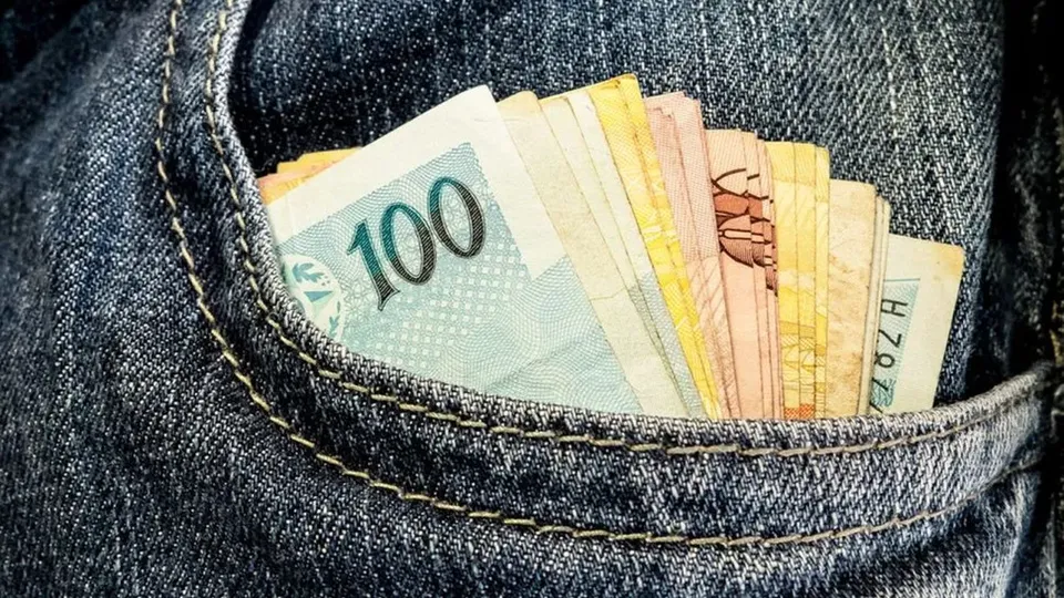 Os trabalhadores com carteira assinada receberão a primeira metade do 13º salário até o fim de novembro; veja como funciona o cálculo e os descontos.