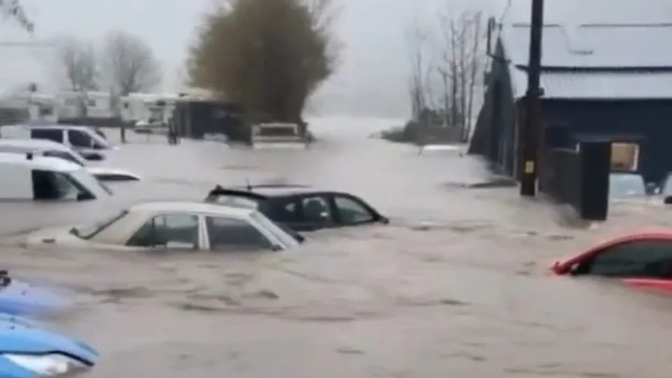 Com ventos fortes e chuvas intensas, a tempestade Bert causou inundações e interrupções no transporte, afetando diversas regiões.
