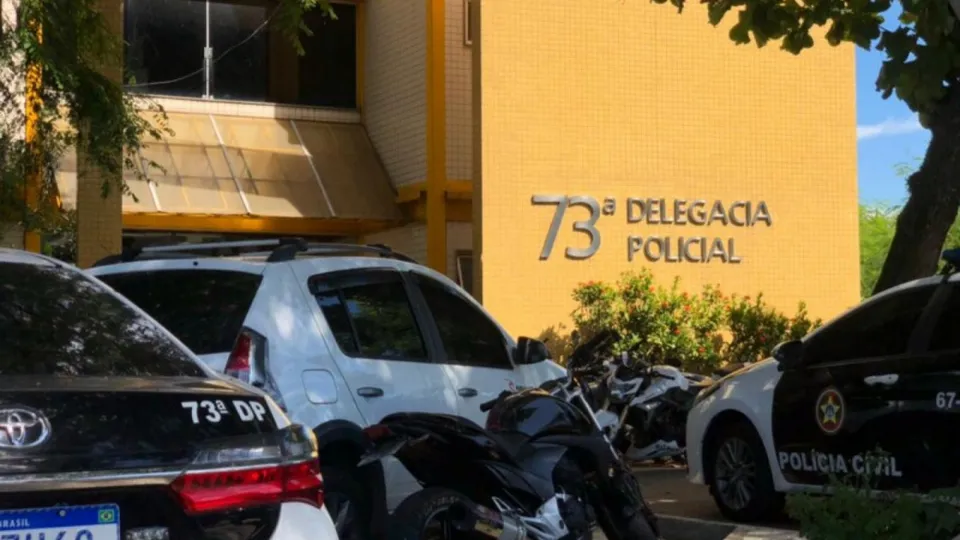Durante a ação, um homem e uma mulher foram baleados e socorridos em estado grave.