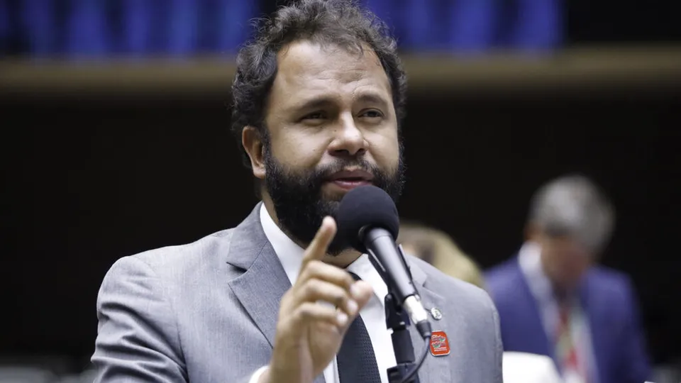 O deputado federal Henrique Vieira (RJ) será oficialmente lançado como candidato à presidência da Câmara em coletiva nesta terça-feira.