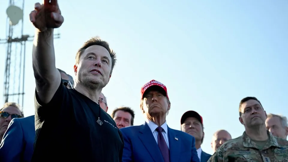 O bilionário Elon Musk, designado por Trump para liderar uma comissão de cortes de gastos, critica o uso de aviões de combate.