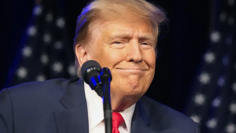 Jack Smith, promotor especial, arquiva acusações contra Donald Trump, citando política do Departamento de Justiça dos EUA.