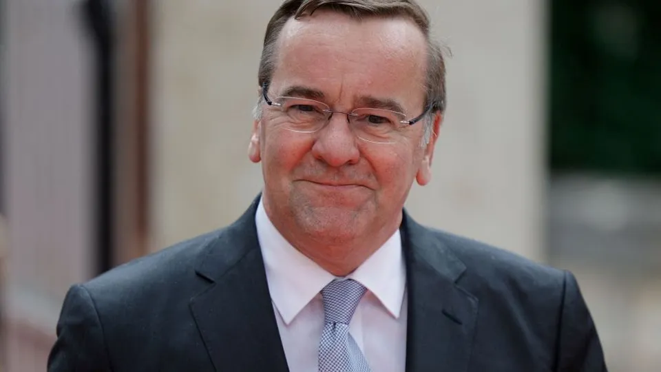 Após reuniões com líderes europeus, ministro da Defesa da Alemanha reafirma compromisso de fortalecer a defesa da Ucrânia em meio a tensões políticas nos EUA.