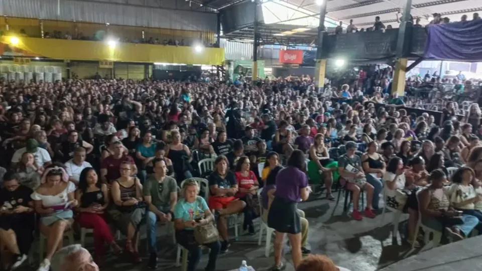 A categoria exige negociações com o prefeito Eduardo Paes e protesta contra mudanças nas condições de trabalho.