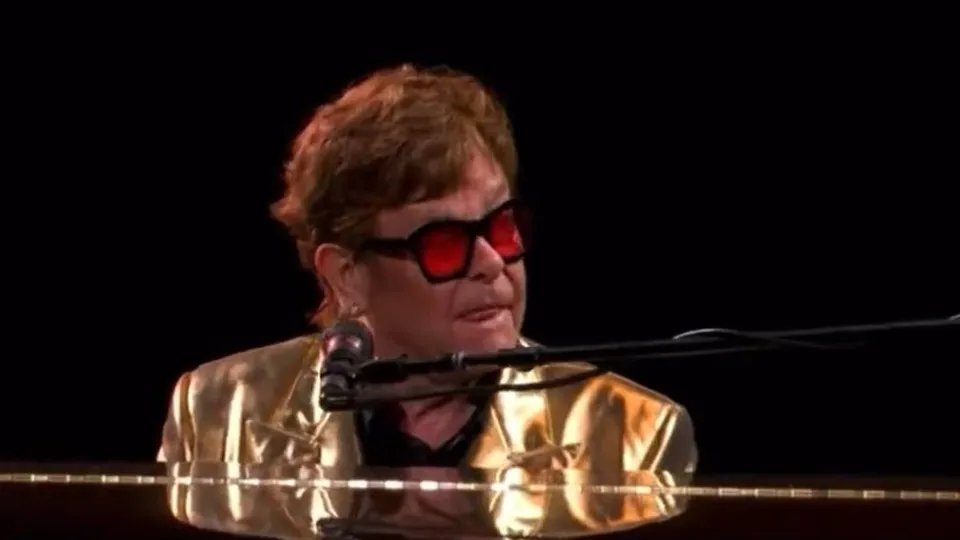 O icônico cantor Elton John compartilha sua luta com a visão e como isso impacta sua música e vida pessoal.