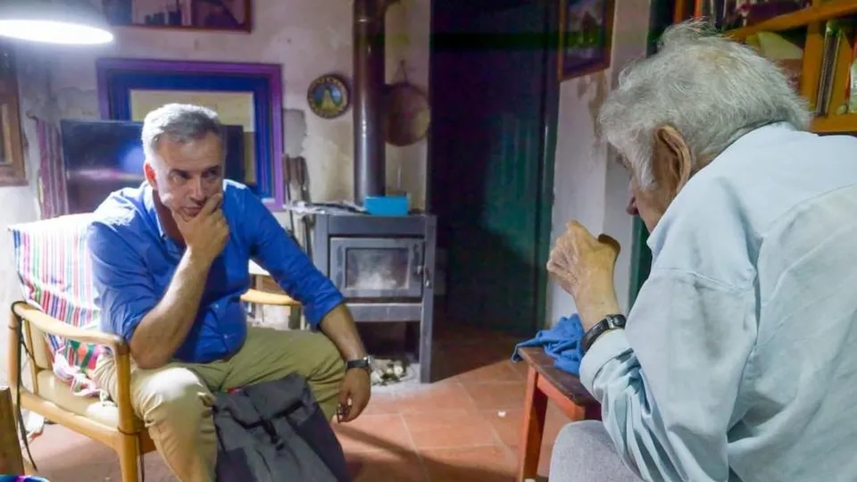 O presidente eleito do Uruguai, Yamandú Orsi, encontrou seu mentor, Pepe Mujica, um dia após a vitória no segundo turno, marcando um novo capítulo político.