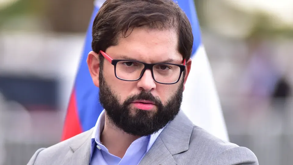 O presidente do Chile, Gabriel Boric, é alvo de uma denúncia de assédio sexual de 2013, que ele rejeita de forma veemente por meio de seu advogado.