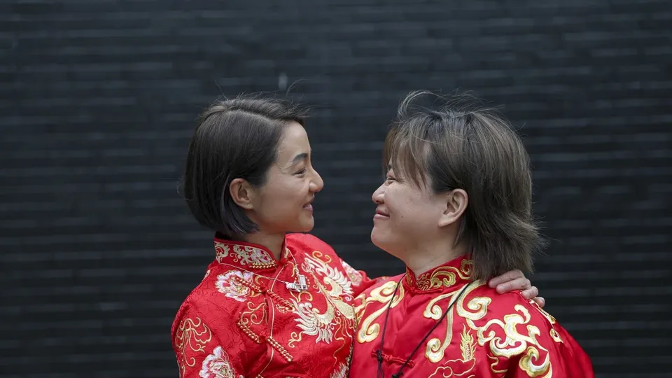 Decisão do tribunal marca um avanço na proteção dos direitos LGBTQIA+ em Hong Kong, contrariando a posição do governo local.