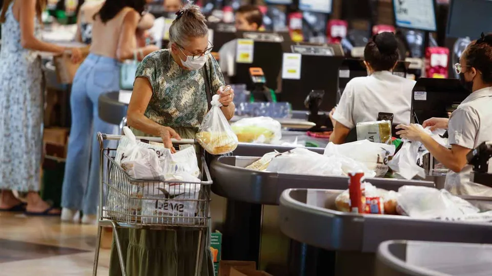 O Índice Nacional de Preços ao Consumidor Amplo-15 (IPCA-15) sobe após taxa de 0,54% em outubro, com alimentos em destaque.