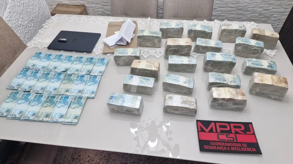 Ação investiga possíveis fraudes em contratos públicos e cumpre mandados em diversas localidades do Rio de Janeiro.
