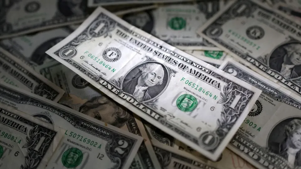 O dólar recuou nas negociações de hoje, refletindo o anúncio de tarifas pelo presidente eleito dos EUA e dados de inflação brasileira.
