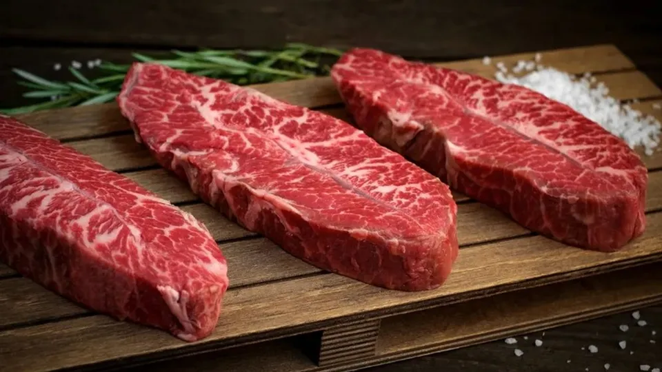 O IPCA-15 registrou aumento de 0,62% em novembro, com alimentos e bebidas liderando as altas de preços.