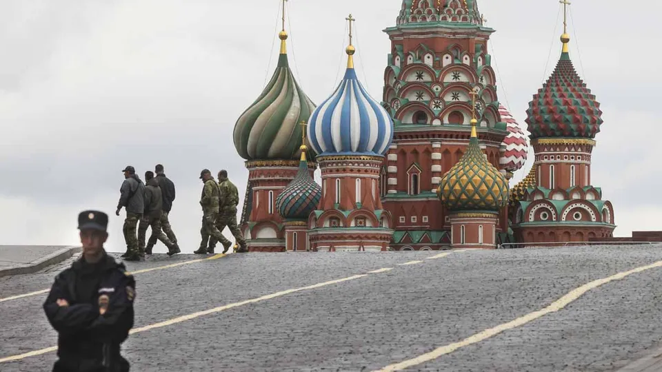 Moscou anunciou a expulsão de um diplomata britânico por suposta espionagem, intensificando a crise nas relações bilaterais.