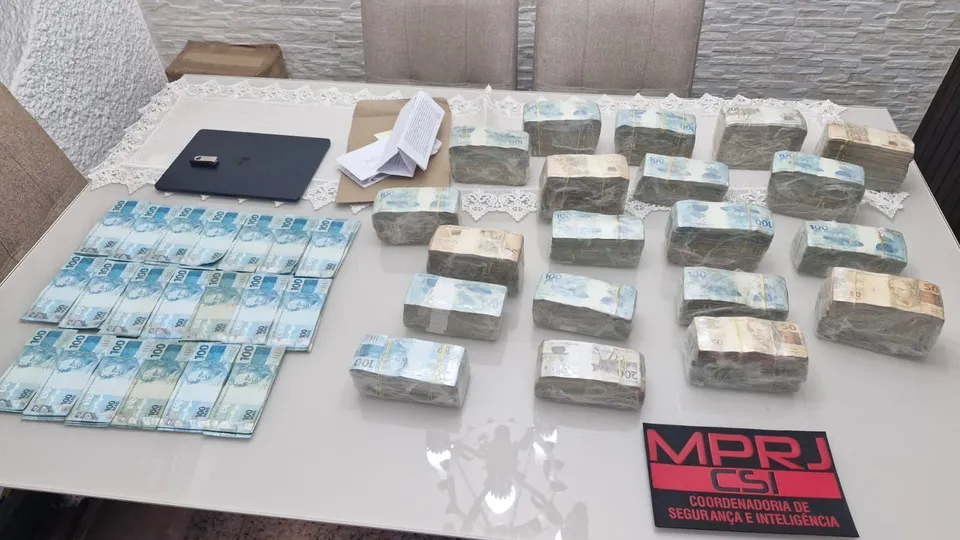 Operação Vigília, coordenada pelo MPRJ, investiga fraudes em contratos da Fundação Saúde do Rio de Janeiro.