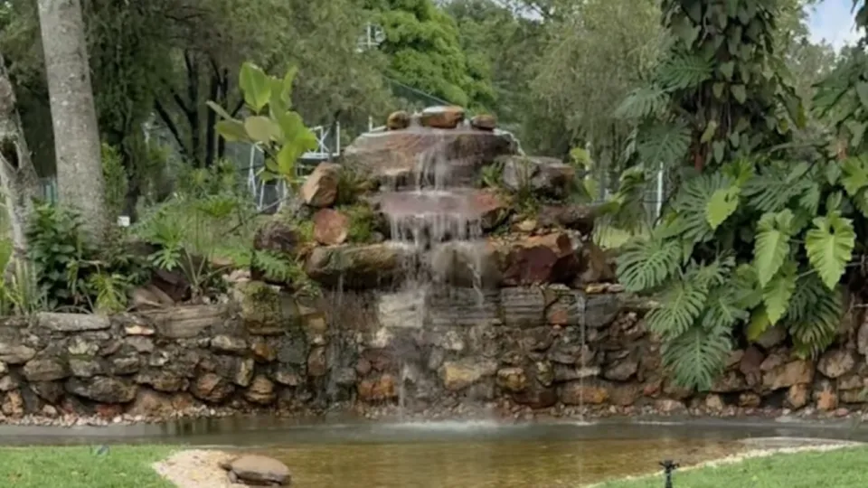 A primeira-dama Janja apresentou a nova cascata em sua residência oficial, mas o custo da obra ainda não foi divulgado pelo governo.