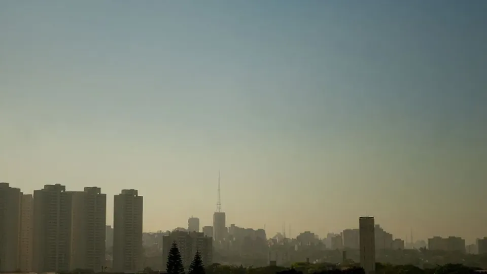 A previsão para São Paulo indica dias ensolarados com temperaturas superando 30ºC, mas a umidade do ar ficará crítica até quarta-feira.