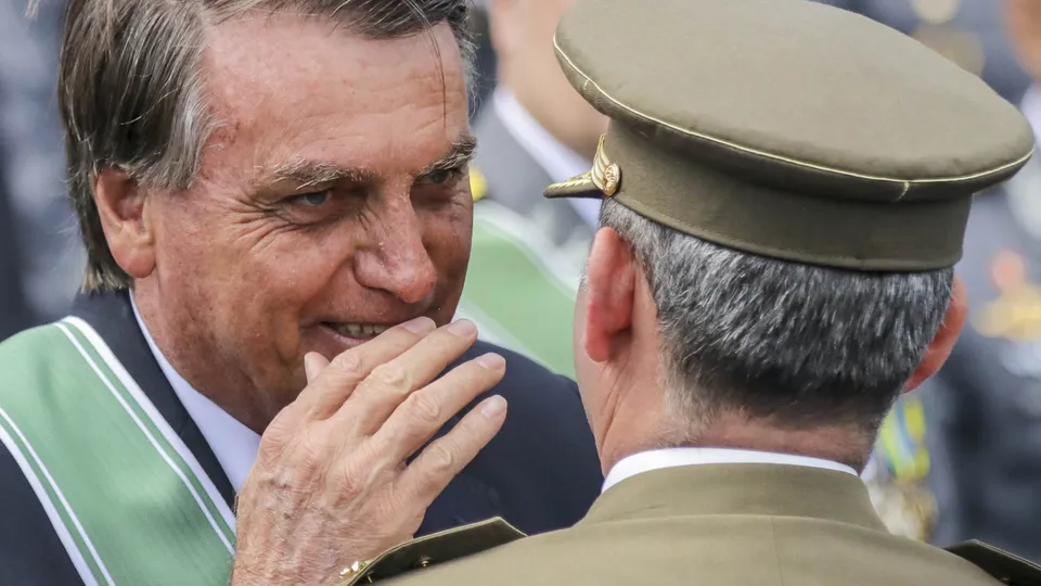 Em coletiva, o ex-presidente afirmou que considerou a medida constitucional, mas a descartou rapidamente, alegando respeito às normas.