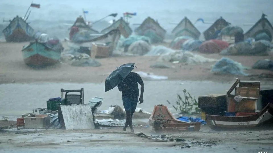 Ciclone Fengal causou mortes em Chennai, mas danos foram considerados mínimos pelas autoridades locais.