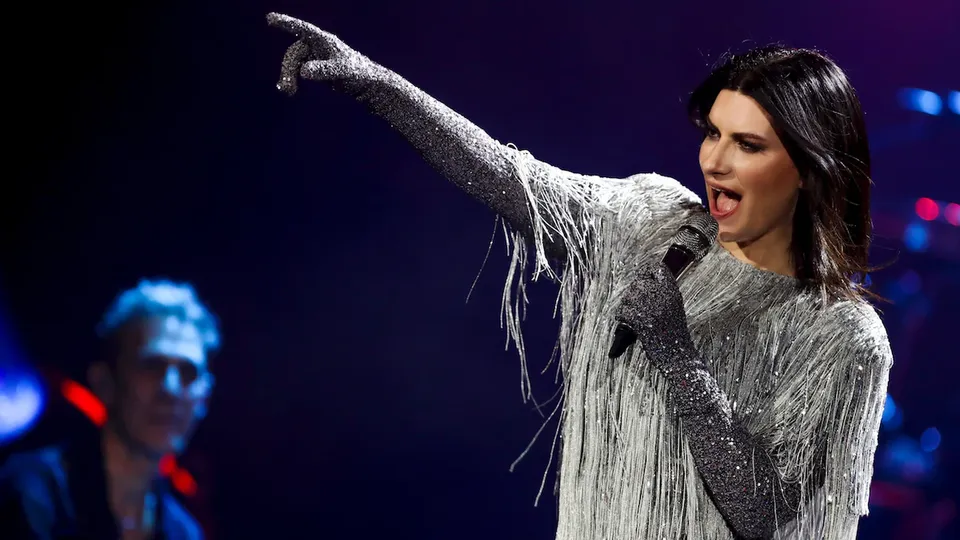 Cantora italiana se acidenta durante apresentação, mas segue com o espetáculo após o susto.