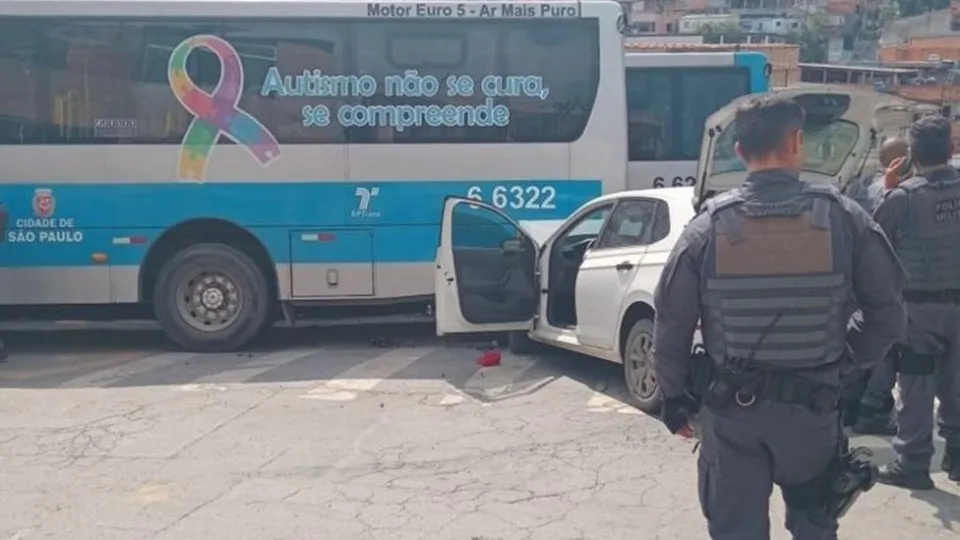 Dois homens foram presos e um idoso de 69 anos foi resgatado após perseguição policial em São Paulo
