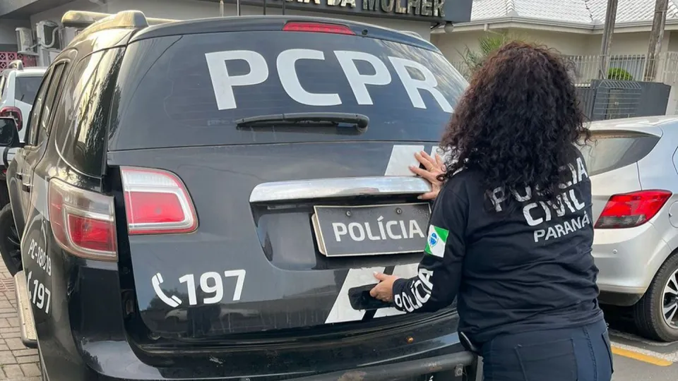 Um homem de 35 anos foi detido em Ponta Grossa, no Paraná, por agredir e matar a própria mãe; investigações apontam motivos financeiros.