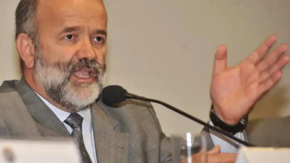 Rejane Zenir JungBluth Suxberger, da 1ª Zona Eleitoral, coloca empresários e ex-dirigentes no banco dos réus por corrupção.