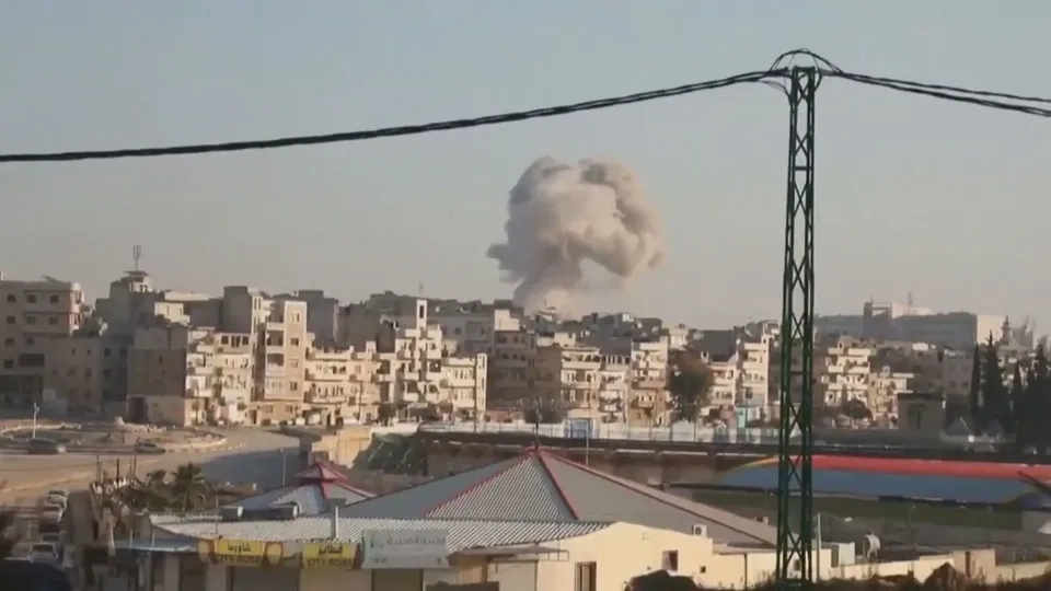 Conflito intensifica em região rebelde enquanto governo sírio busca retomar controle de Aleppo