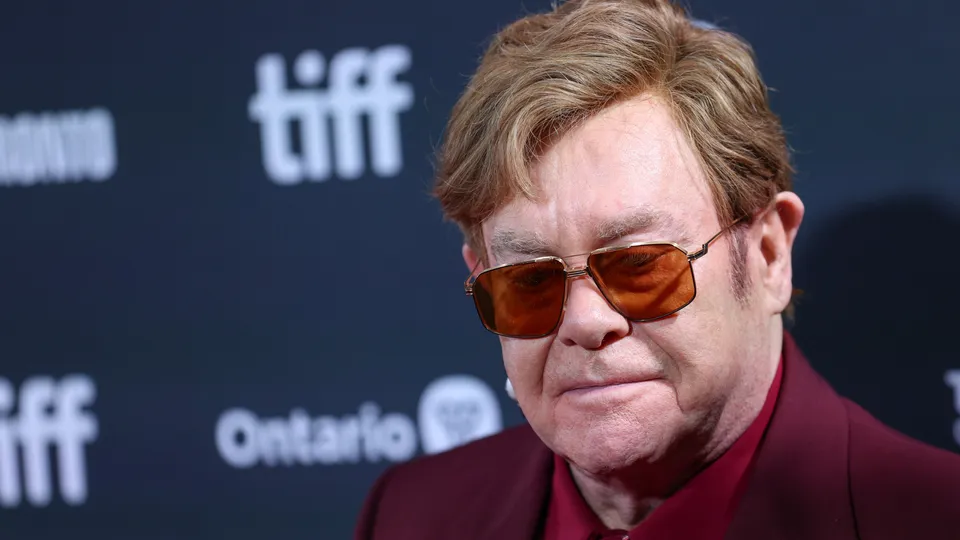 O cantor Elton John compartilha sua experiência de não conseguir ver sua própria obra devido a problemas oculares.
