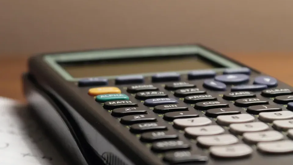 Expectativas para o IPCA aumentam em 2025 e 2026, enquanto Selic se mantém em 11,75% ao ano até 2024.