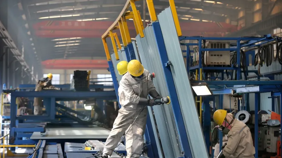 O índice de gerentes de compras industrial da China subiu para 51,5, superando expectativas e indicando forte crescimento.
