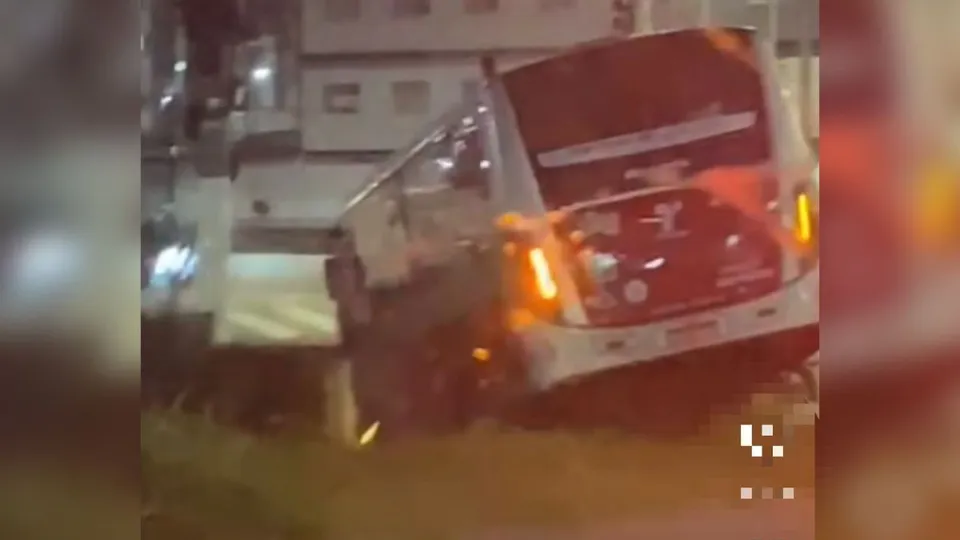 Veículo municipal ficou com roda traseira suspensa enquanto aguardava resgate; ninguém se feriu no incidente.