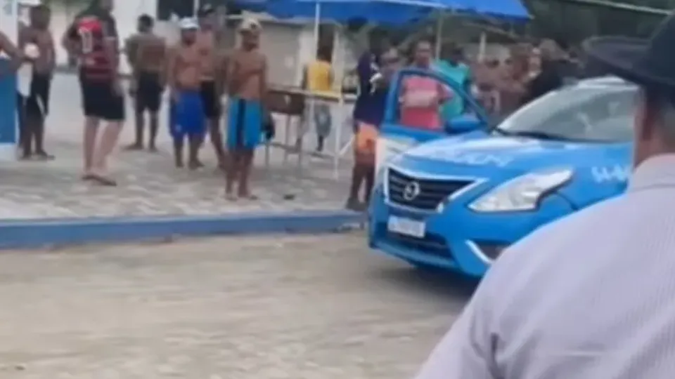 Criminosos armados atacaram um bar no bairro Travessão; polícia investiga o caso.
