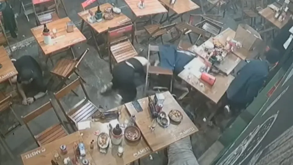 Na noite de sábado, 30, assalto no bar Rei das Batidas deixou clientes em pânico; polícia investiga o caso.