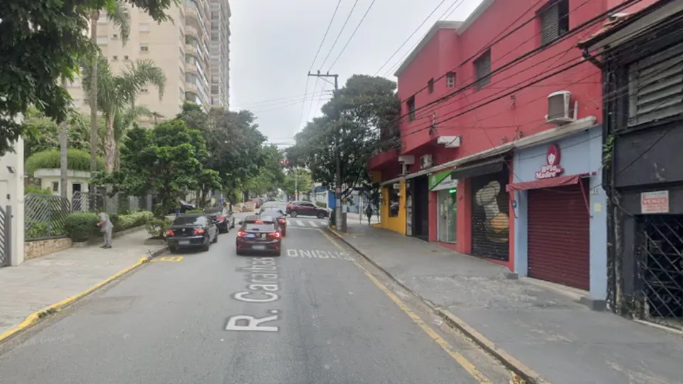 A vítima foi esfaqueada na Rua Caraíbas pela manhã. O autor do crime fugiu e a polícia investiga o caso.