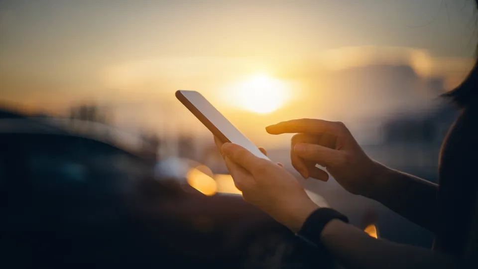 A partir de hoje, todos os 5.570 municípios do Brasil podem acessar a rede 5G com velocidades de até 300 Mbps.