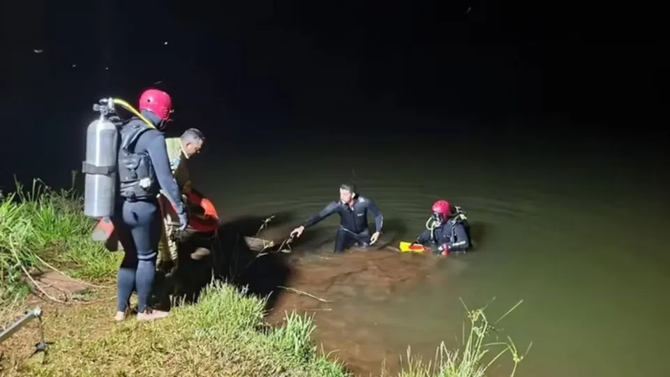 Após carro cair em represa, criança percorreu distância para buscar socorro; pai não sobreviveu ao acidente.