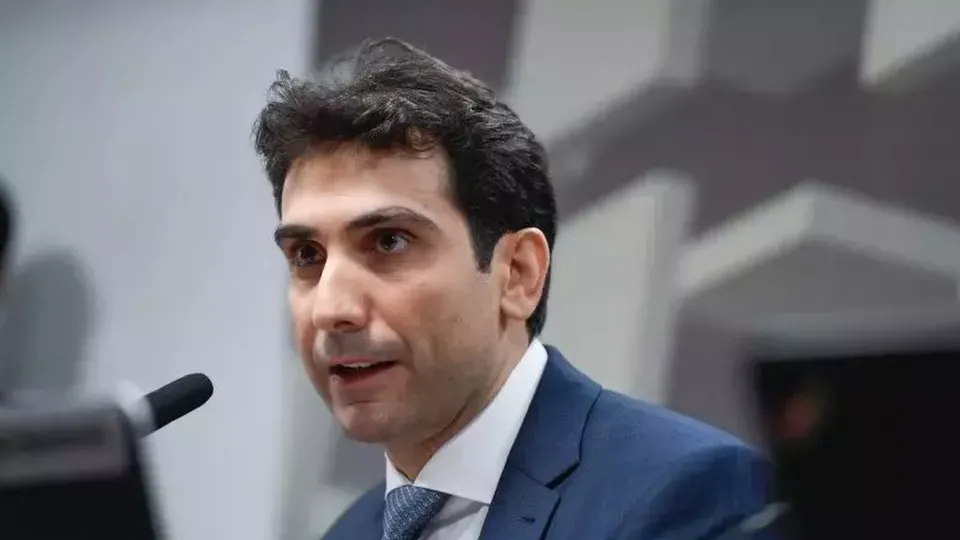 Futuro presidente do Banco Central vê necessidade de política monetária contracionista devido à economia em crescimento.