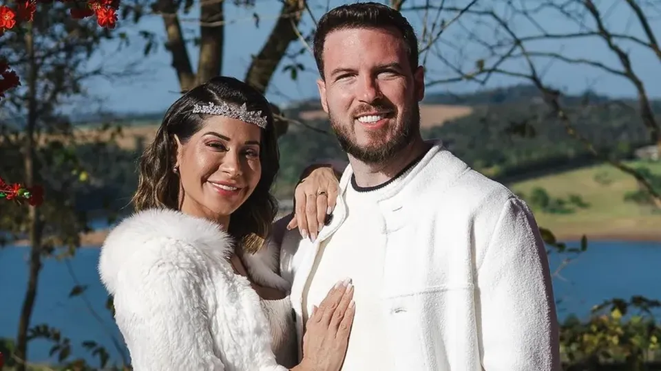 O casal revelou, por meio de um vídeo nas redes sociais, que aguarda a chegada de seu primeiro filho juntos.