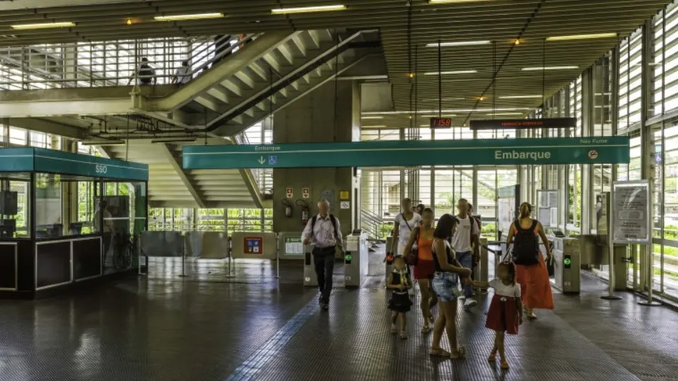 Passageira desmaia e cai entre trem e plataforma na estação Hebraica-Rebouças, em SP