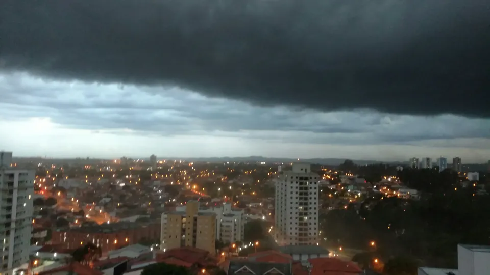 Alerta de tempestades com ventos de até 100 km/h é emitido para São Paulo e região