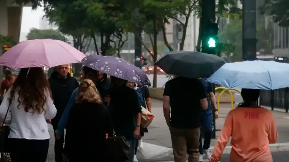 Inmet emite alerta laranja para tempestade em sete estados até quarta-feira