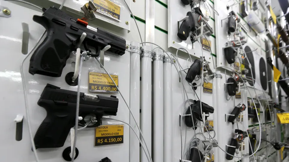 Portaria determina que servidores, ativos e inativos, podem adquirir até duas armas, com restrições a modelos automáticos.