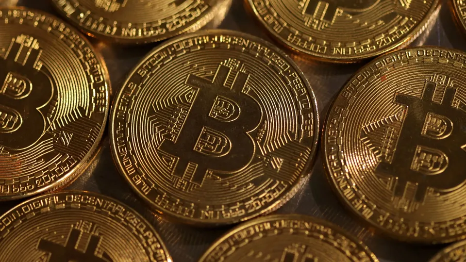 Bitcoin enfrenta recuo e permanece abaixo da barreira de US$ 100 mil