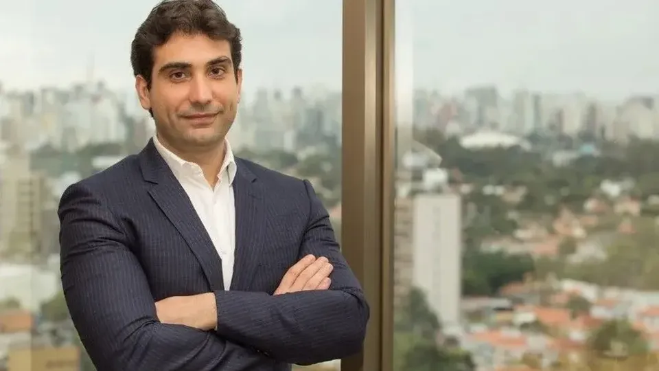 Gabriel Galípolo, futuro presidente do Banco Central, destaca a importância do câmbio flutuante e descarta mudanças na política monetária.