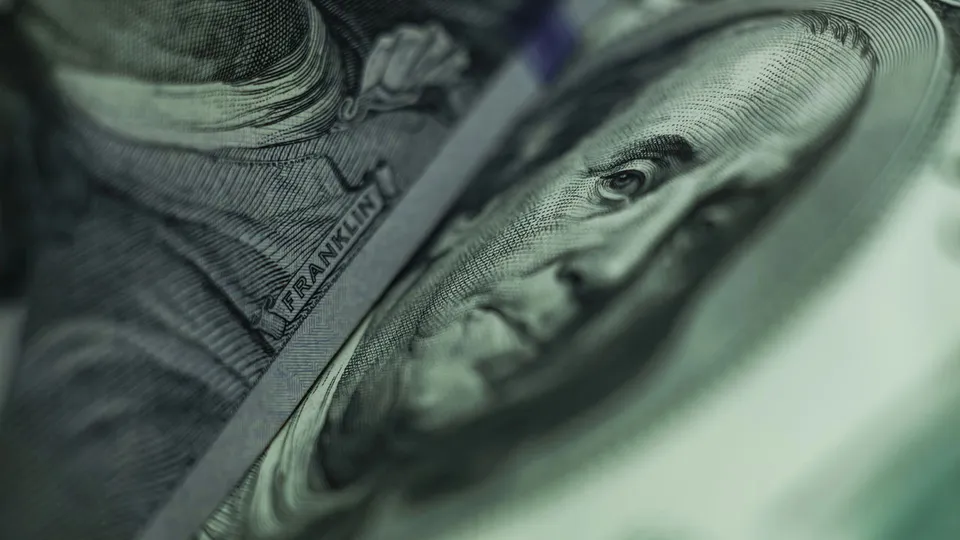 A cotação do dólar comercial subiu 1,13%, atingindo seu maior valor histórico, influenciada por questões fiscais e ameaças externas.
