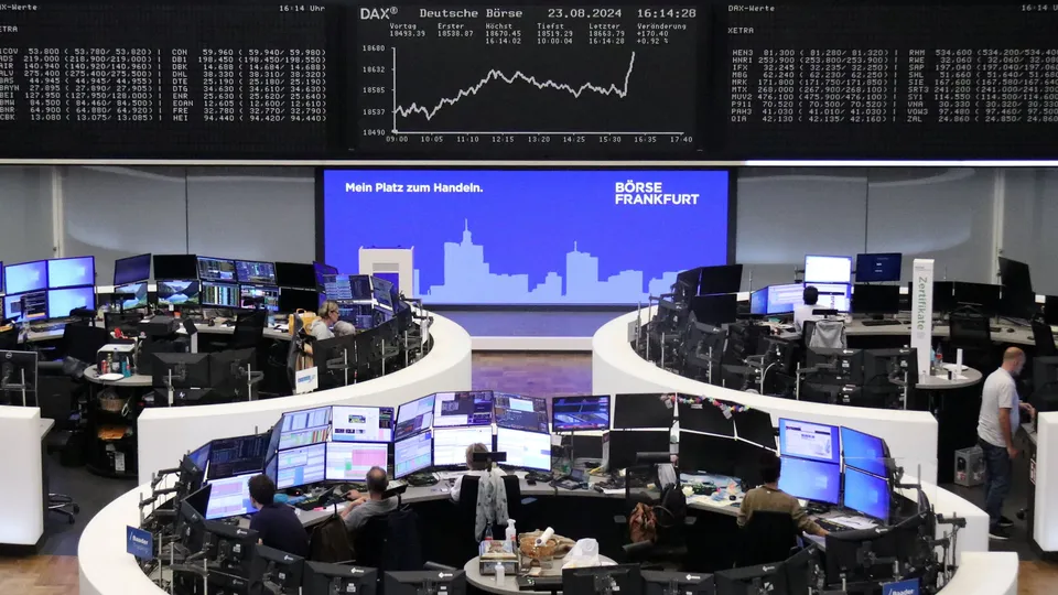 Os índices S&P 500 e Nasdaq fecharam em alta, impulsionados por ações de tecnologia e expectativa de dados econômicos.