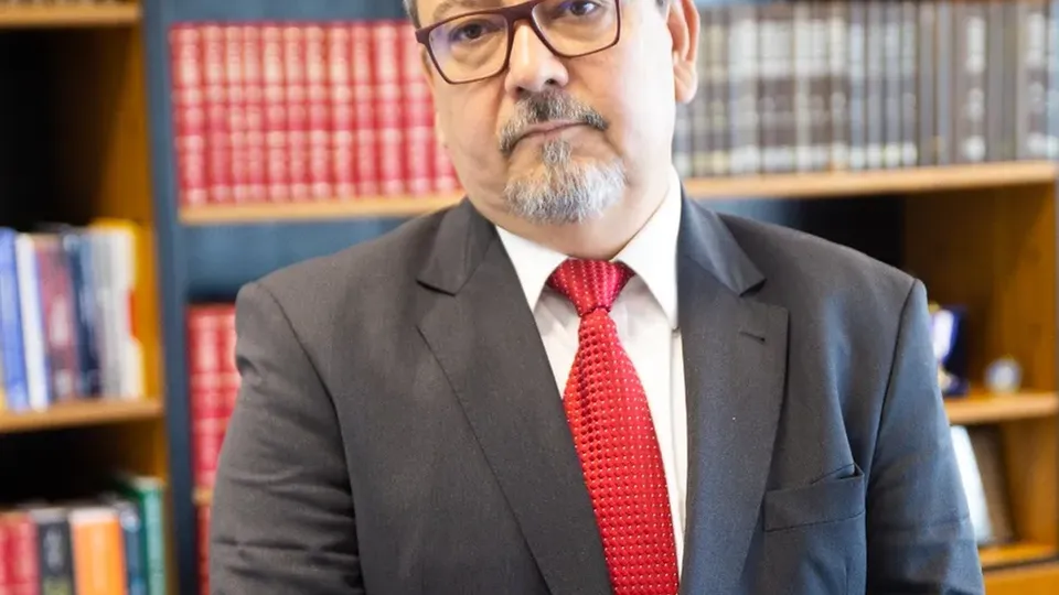 O procurador Antonio José Campos Moreira liderou a votação e aguarda decisão de Cláudio Castro sobre nomeação.
