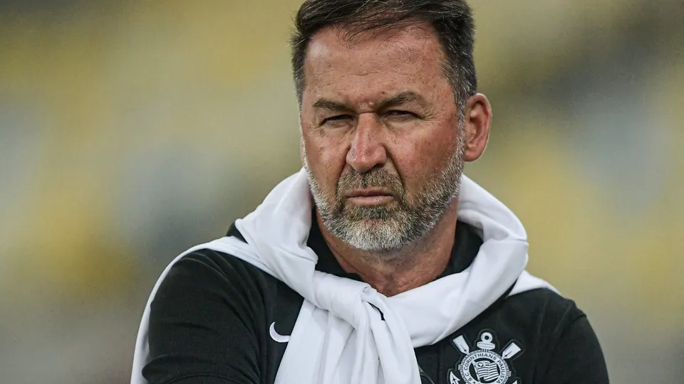 A votação para decidir o futuro de Augusto Melo como presidente do Corinthians foi suspensa por decisão judicial, enquanto torcedores se manifestam.