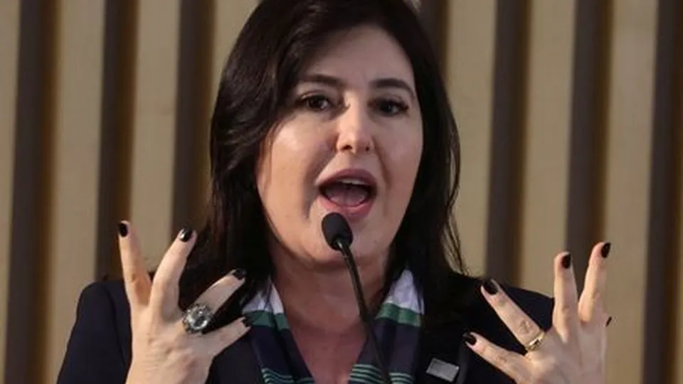A ministra do Planejamento, Simone Tebet, confirmou que revisão de gastos se estenderá e PEC será apresentada nesta terça-feira.